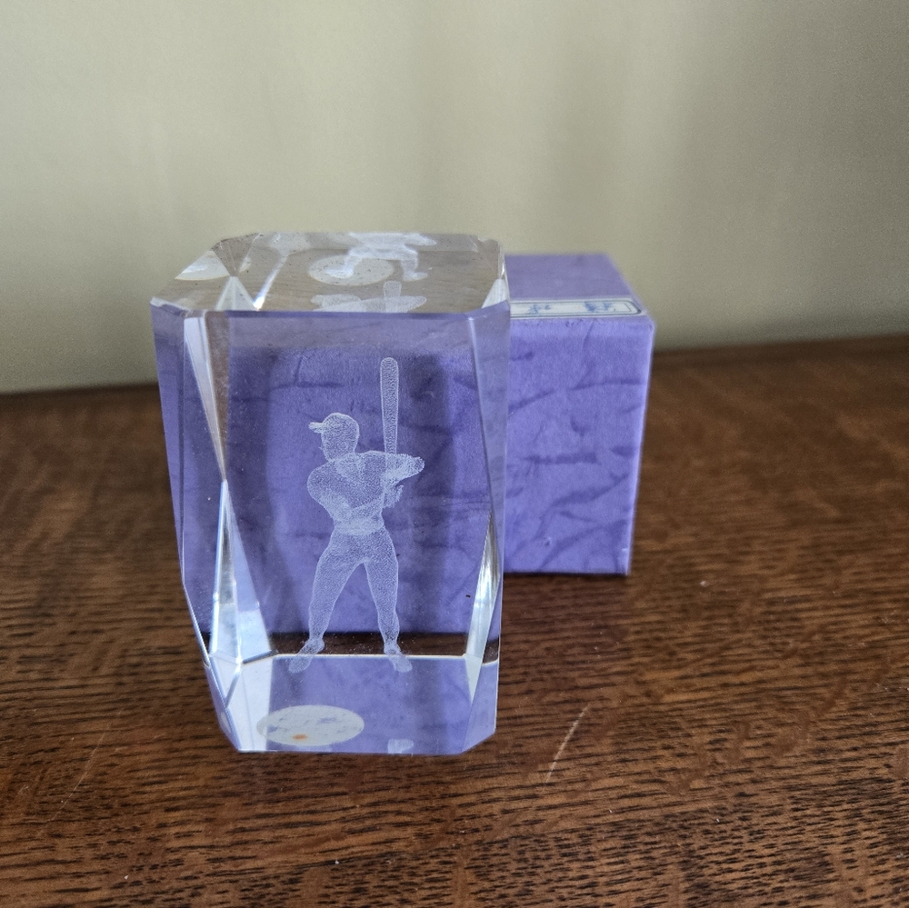 BASEBALL PLAYER CRYSTAL GLASS 3D HOLOGRAM